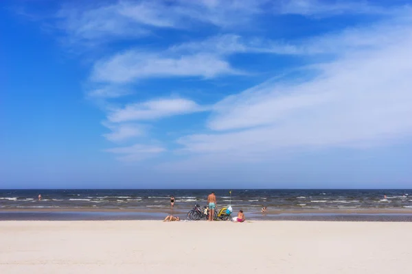 Praia dourada arenosa do Mar Báltico com céu azul no verão — Fotografia de Stock