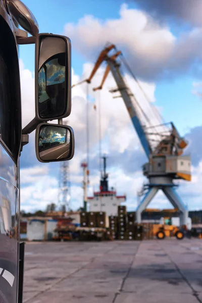 Espelhos guindastes caminhão no porto de fundo mar — Fotografia de Stock