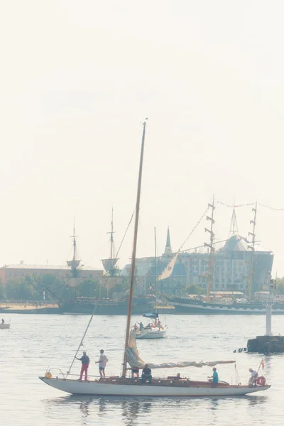 Segelboot an einem heißen Sommertag bei der Regatta in der Daugava — Stockfoto