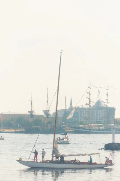 Velero en un caluroso día de verano en la regata en el río Daugava — Foto de Stock