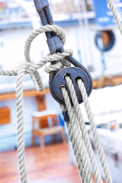 Ropes and fixing arrangements on a sailboat — Stock Photo, Image