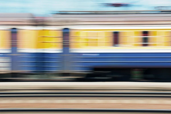 Пассажирский поезд проходит мимо на быстрой скорости — стоковое фото