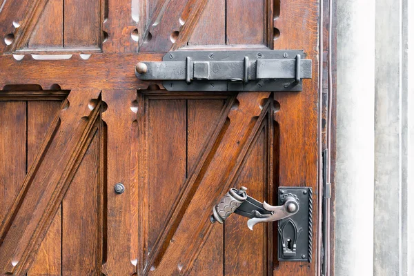 Porta vintage in legno con serrature e barre in ferro battuto Foto Stock Royalty Free