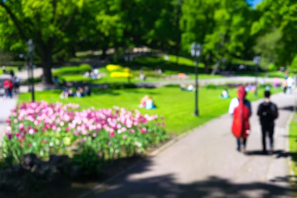 Park i centrum av staden på en solig dag. suddiga — Stockfoto