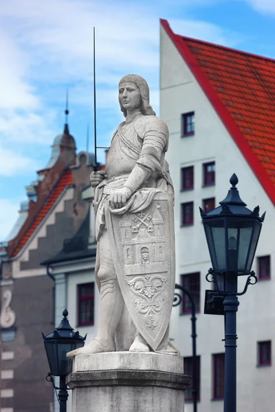 Sculptuur van Roland in het Stadhuisplein in Riga — Stockfoto