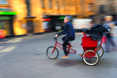 Trishaw ile hızlı bir şekilde eski şehir cadde boyunca gidiyor. Bulanık