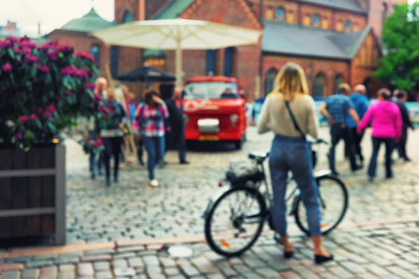 Touristen spazieren um den Domplatz im Zentrum Rigas — Stockfoto