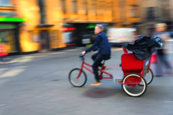 Cykeltaxi Rider snabbt längs gatan i gamla stan. Suddiga — Stockfoto
