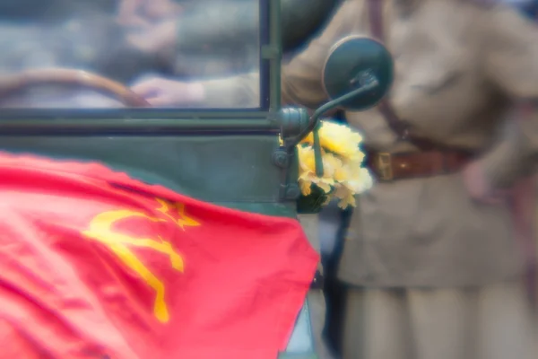 Mujer con uniforme militar en la bandera soviética en el jeep — Foto de Stock