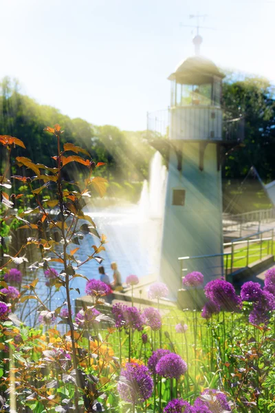 Le phare sur le canal dans la ville pendant l'été ensoleillé — Photo