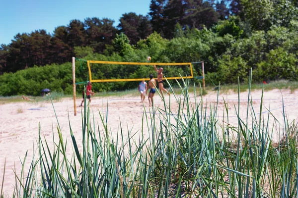 Jouer au volley-ball sur les dunes de plage été — Photo