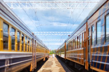 Bir platform üzerinde iki yolcu treni