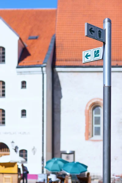 Zeigt Sehenswürdigkeiten an einem Sommertag in der Altstadt Riga — Stockfoto