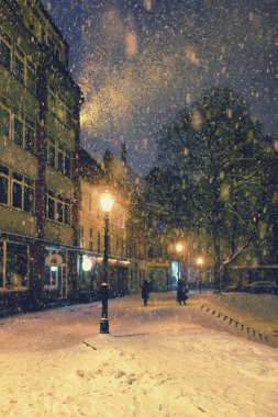 Old Riga kasaba sokaklarında Noel'de kar yağışı