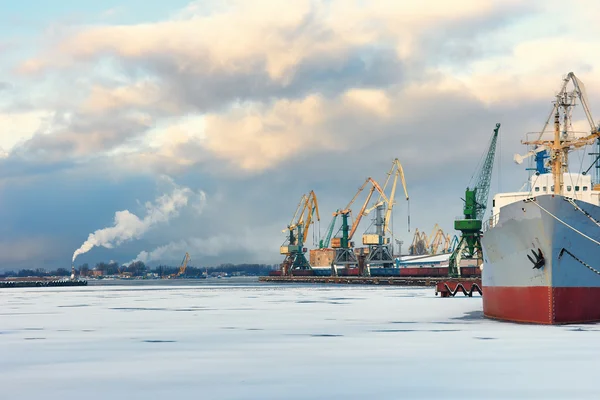 Ship and cranes in the port of winter — Stock Photo, Image