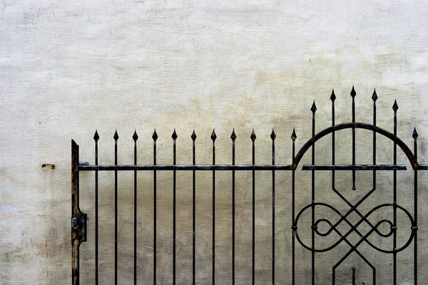 Sharp as the spear gate on the background wall — Stock Photo, Image