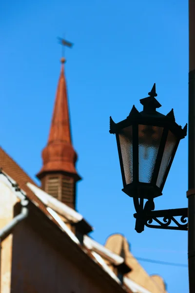 Pouliční lampa na pozadí věž budovy s — Stock fotografie
