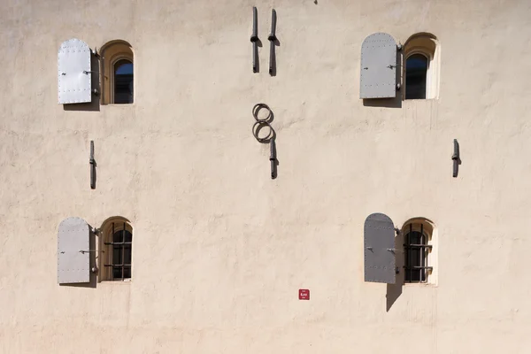 Oito janelas na parede de uma casa medieval — Fotografia de Stock