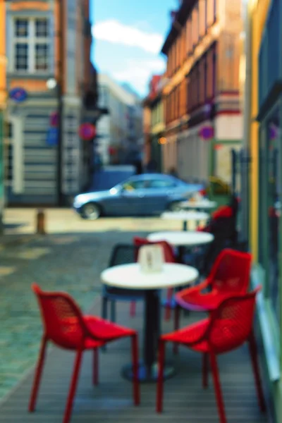 Sedie rosse di caffè di strada in città colori vivaci — Foto Stock