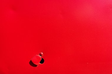 Bir açılış ile kırmızı renkli metal sahibi