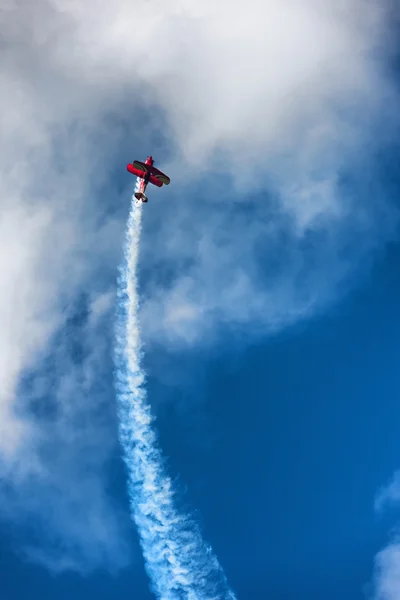 Avião biplano vermelho no céu azul — Fotografia de Stock