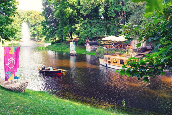 Riga City Canal sommaren park — Stockfoto