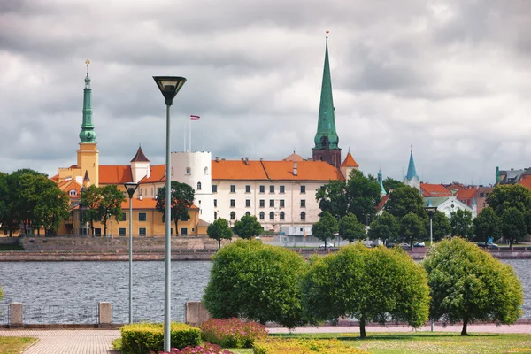 Palace of the President of Latvia in Riga on the waterfront in t — Stock Photo, Image