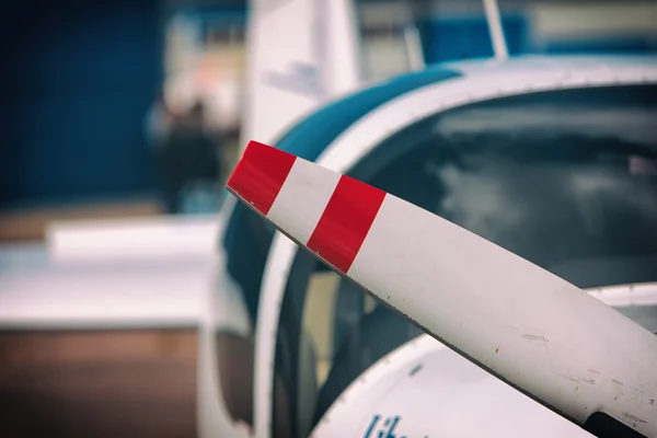 Avión de hélice con un fragmento del fuselaje —  Fotos de Stock