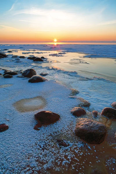 Tramonto con brina sulla spiaggia del Mar Baltico — Foto Stock