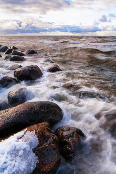 Kamienie i śnieg sztorm na Bałtyku — Zdjęcie stockowe