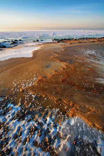 Ghiaccio e pietra sulla spiaggia ghiacciata del Mar Baltico — Foto Stock