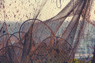 Balık ağlarına denizde akşam