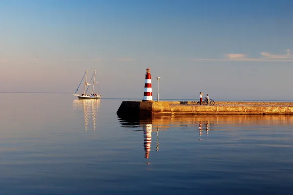 Dalgakıran deniz feneri ile geçmiş yat yelken