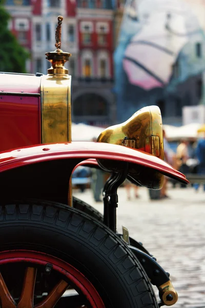 Красный ретро-автомобиль с деталями из латуни — стоковое фото