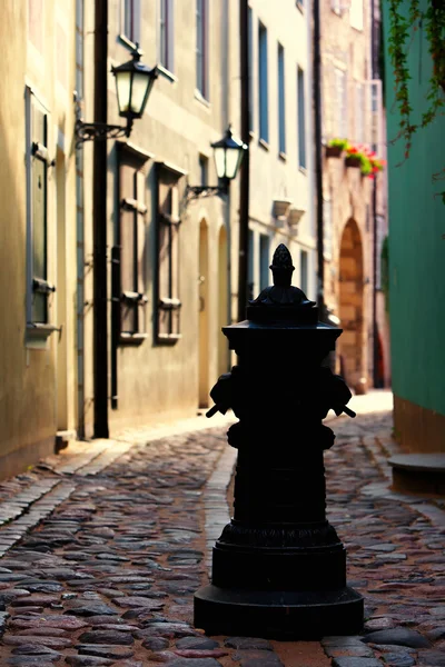 Vecchia strada nel centro storico di Riga — Foto Stock