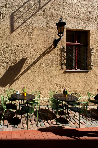 Caffè all'aperto con ombre su un muro in una giornata di sole — Foto Stock