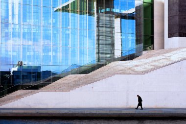 Büyük windo zemin karşı Berlin'de bir mermer merdiven