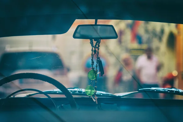 Round sunglasses with green glass in vintage car — Stock Photo, Image