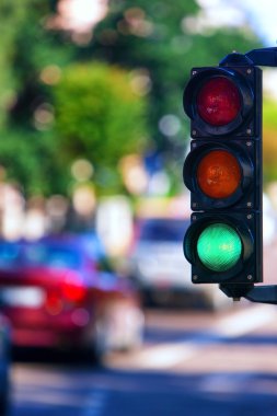Yaz aylarında sokakta yeşil trafik ışığı