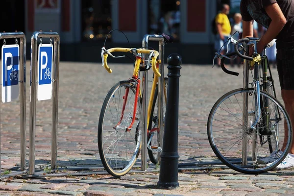 Parcheggio biciclette in piazza nel centro di Riga Foto Stock Royalty Free