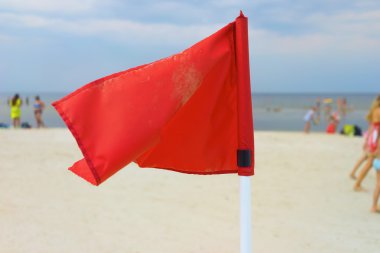 Baltık Denizi'nin sahilde kırmızı bayrak