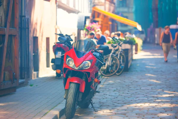 화창한 날에 여름 카페에 빨간 오토바이 — 스톡 사진