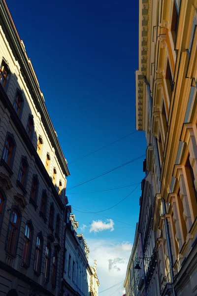 Pohledu na oblohu se v ulicích města — Stock fotografie
