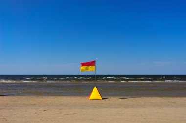 Sarı-kırmızı bayrağı sahilde yaz aylarında Baltık Denizi'nin