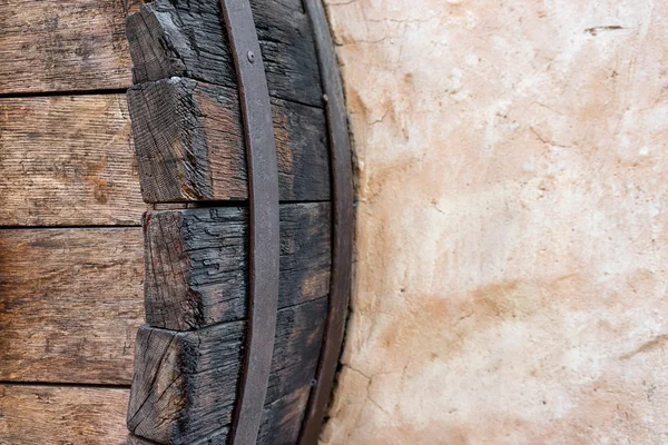 Detalhe do barril de carvalho com um aro na parede — Fotografia de Stock