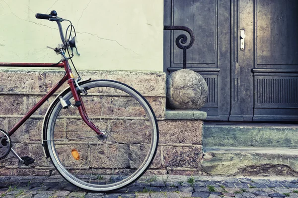 Hjulet parkerad nära väggen snygg cykeln — Stockfoto