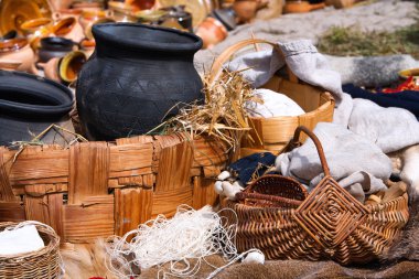 Bir sepet ve kırsal vintage kumaş kil tencere