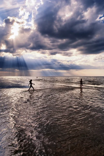 Kinder gehen ans Meer, um in der Sonne zu baden — Stockfoto