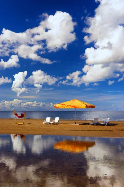 Hamaca con sombrilla y silla en la playa con reflejo —  Fotos de Stock