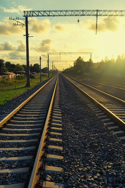 Perspectiva de los ferrocarriles en la noche luz amarilla —  Fotos de Stock